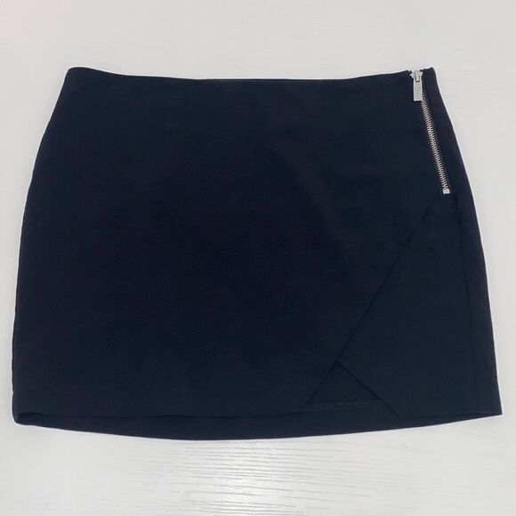 Guess Front Split Solid Black Mini Skirt Size Small - Picture 6 of 11